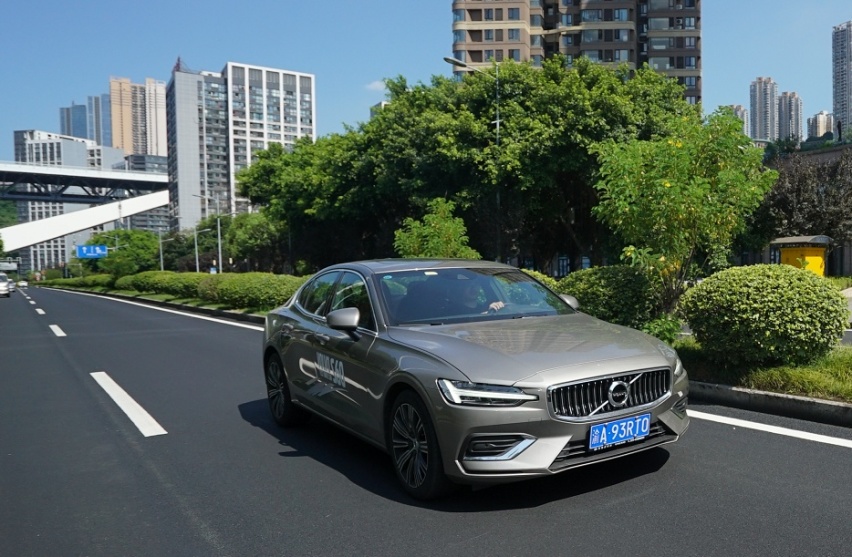 运动感不输同级后驱车，试驾体验新款沃尔沃S60