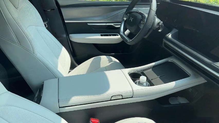 新款小鹏P7现身，墨绿涂装更运动，白色内饰更高级，续航700km？
