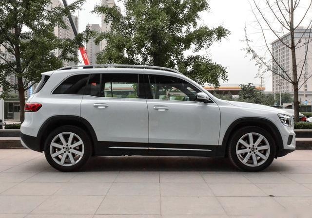跌至23万出头的奔驰7座SUV,轴距超汉兰达+豪华双联屏,月销近6千