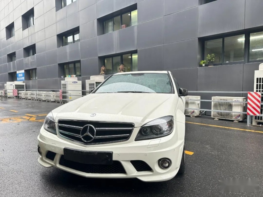 变身成安全车的奔驰AMG C63，这下真是玩出了自己的风格