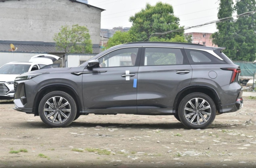第三代哈弗H6对比长安CS75 PLUS，燃油SUV销量榜前二，如何抉