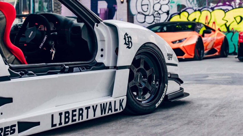 Liberty Walk再出新宽体套件，日式小跑车摇身变成“法拉利”
