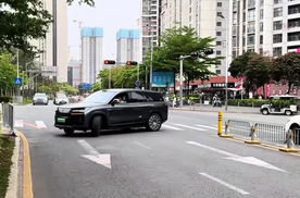 腾势N9窄路调头，大车也能拐小弯