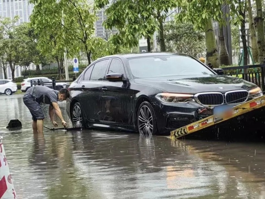 几位宝马车主雨季出行遇到突发意外，是谁帮助他们快速脱困？