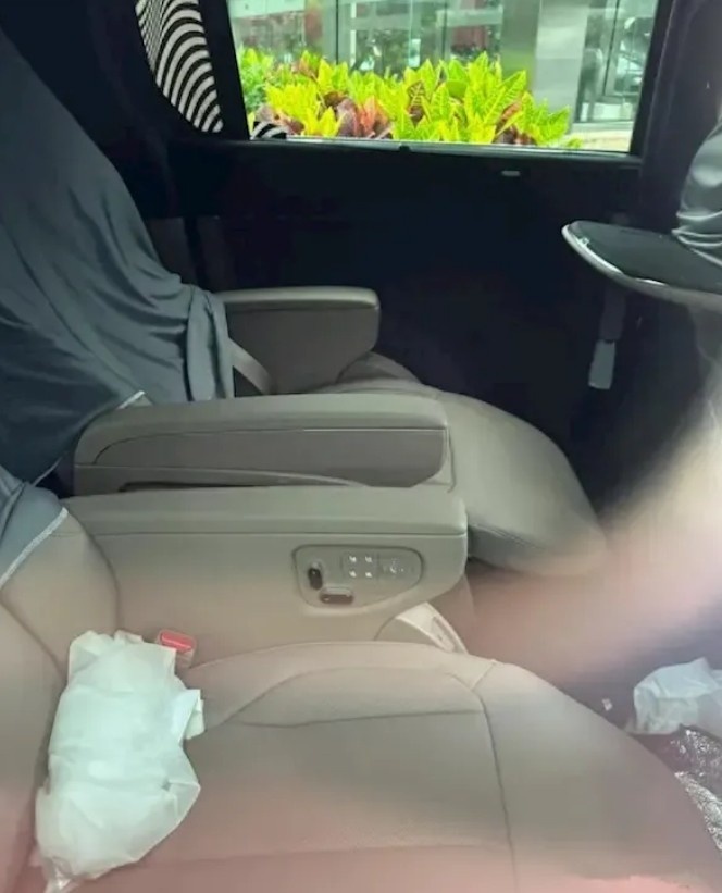 小鹏汽车首款MPV内饰曝光 后排大电视、冰箱、航空座椅…豪华感拉满