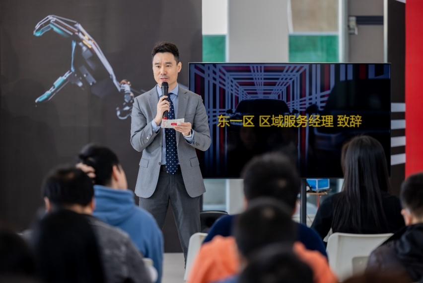 人形机器人+Model S Plaid，特斯拉开年南京首展刮起科技风