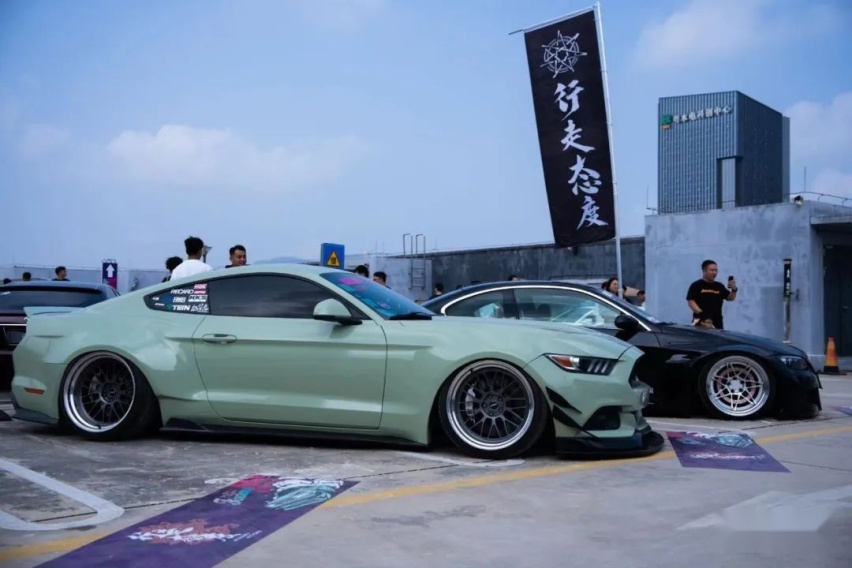 宽体姿态风的福特Mustang，倾角太大一天脱了4次胎？