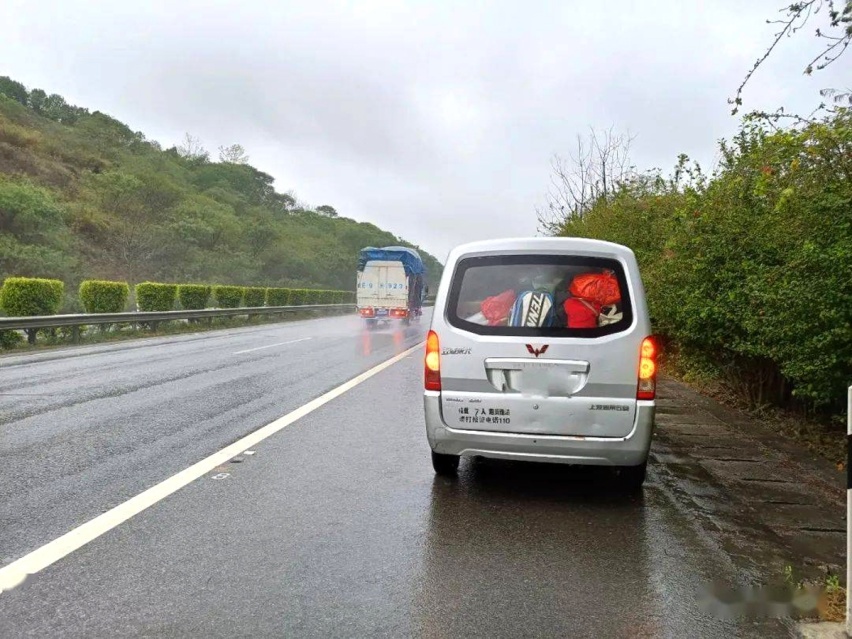 在路肩上行驶图片图片