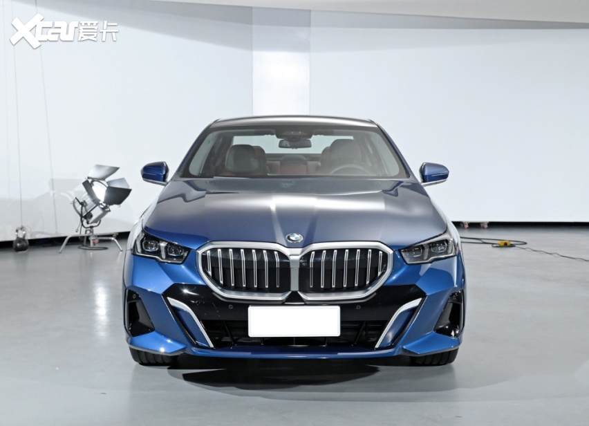 全新换代的宝马5系,外观更运动,内饰大改,车长近5米2