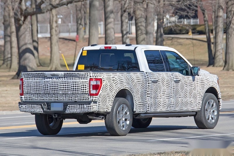 2021-ford-f-150-spied-with-gmc-ram-design-influences_8.jpg