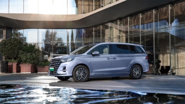 荣威推“纯电豪华MPV”iMAX8 EV，25.98万起，比新势力便宜
