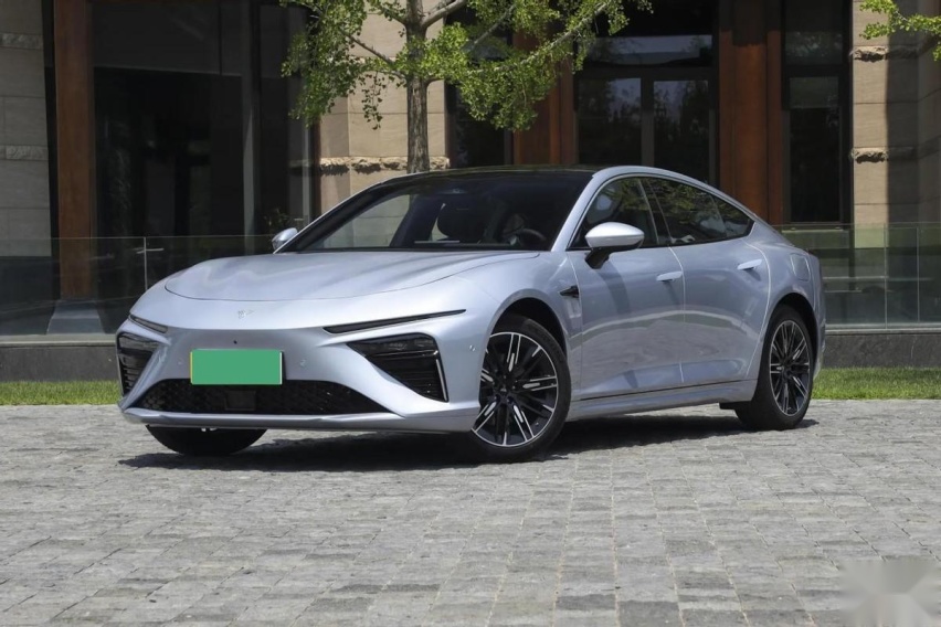 混动轿车排位赛！追光PHEV、哪吒S、比亚迪汉谁是最强王者？