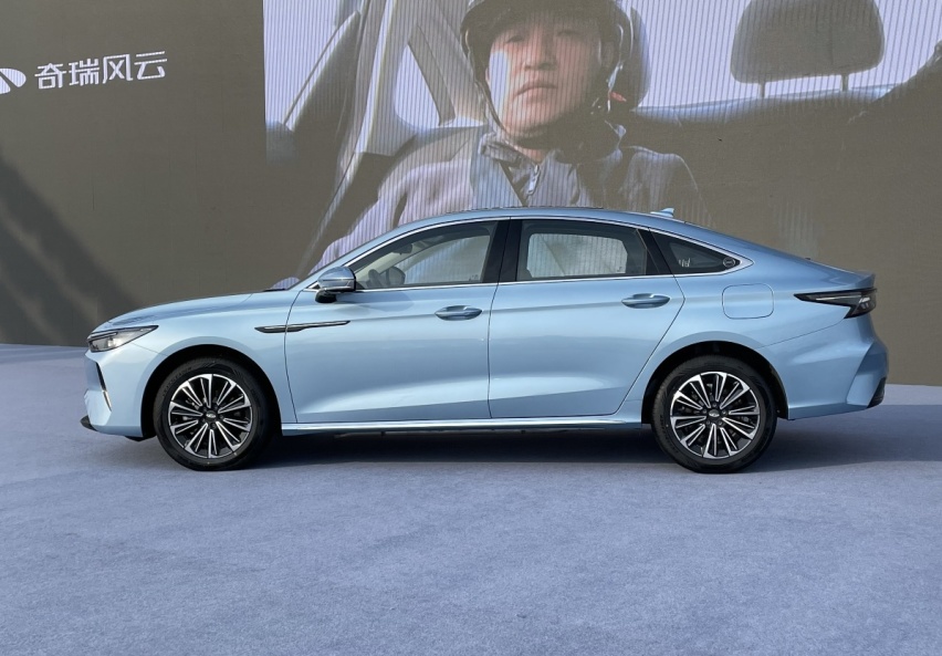 奇瑞风云A8远航版：相比老款售价大幅下调，五菱星光可以作为竞品