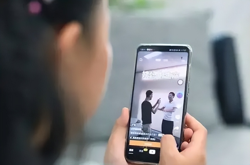透视卖车直播间乱象：规范女主播难生存，为何擦边才有流量？