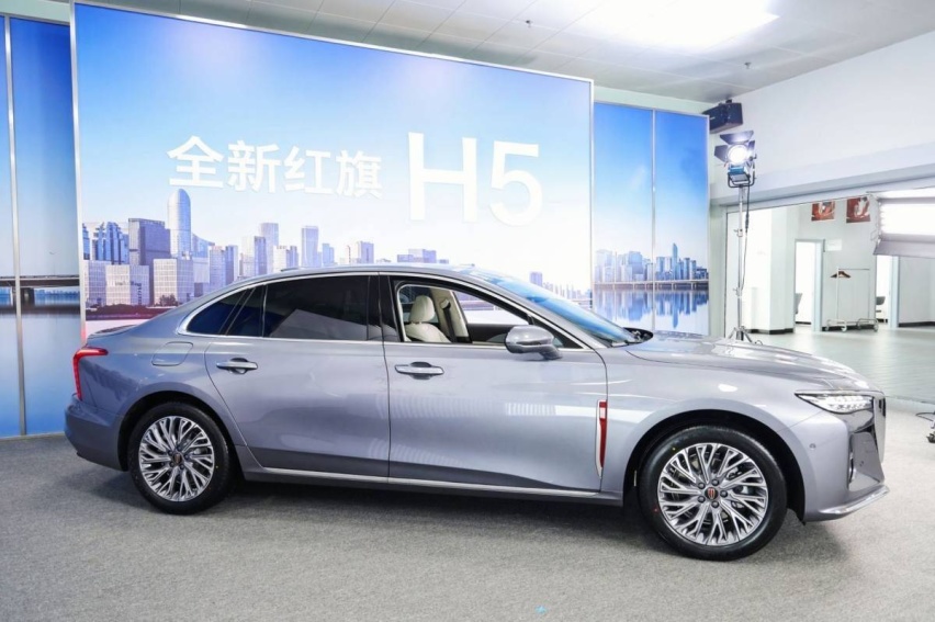 全新红旗H5开启预售，小号“H9”17万起售不比凯美瑞香？