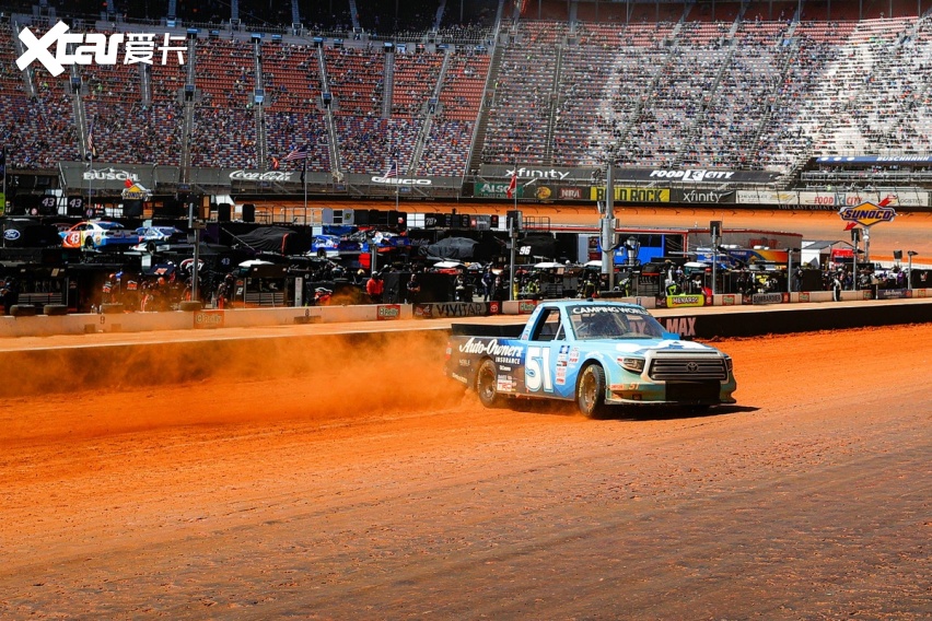 惊险刺激,纳斯卡越野赛的安全车撞上了赛车