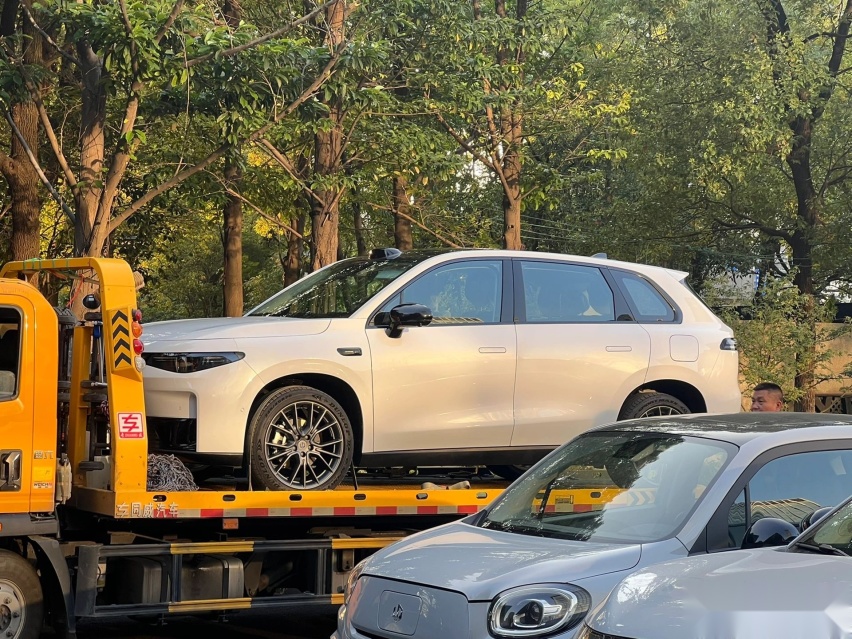 零跑C10现身街头，方正造型更霸气，取消无框车门，配激光雷达