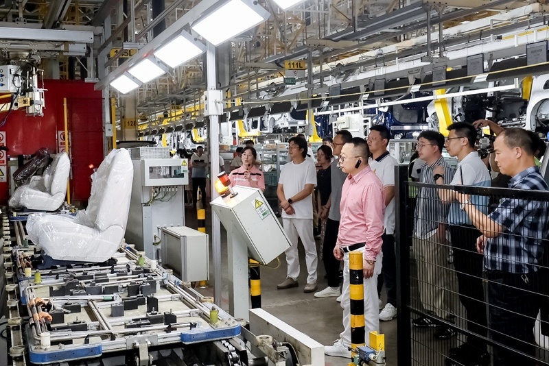 总经理亲自交付全新GL8陆尊PHEV，首批车主称赞不断