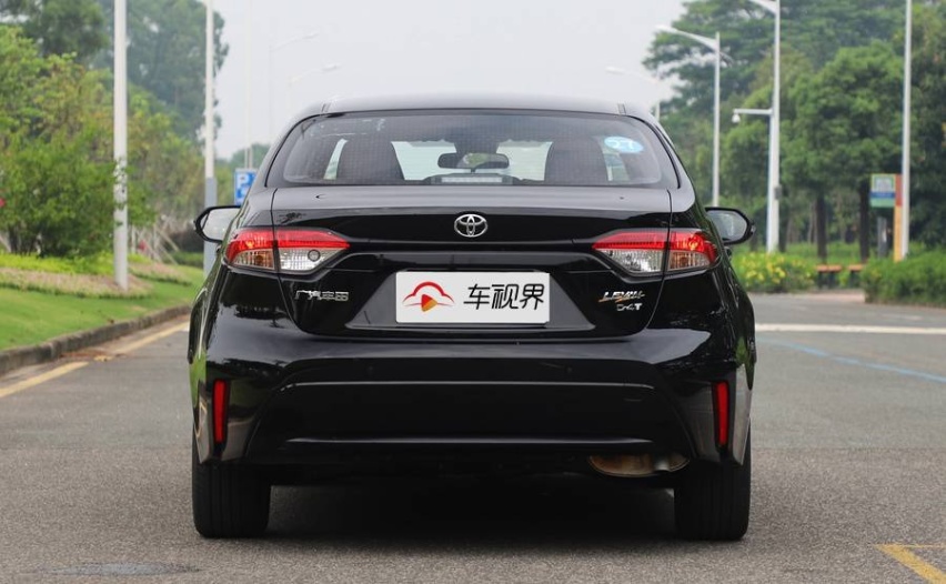 14万买个省心的轿车，雷凌和昂克赛拉怎么选？细小对比发现差距