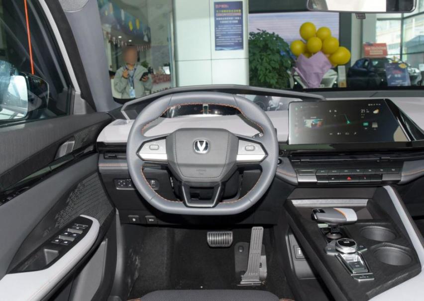 溜背+鸭尾，国产10-15万的轿跑首选车，UNI-V确实很强势