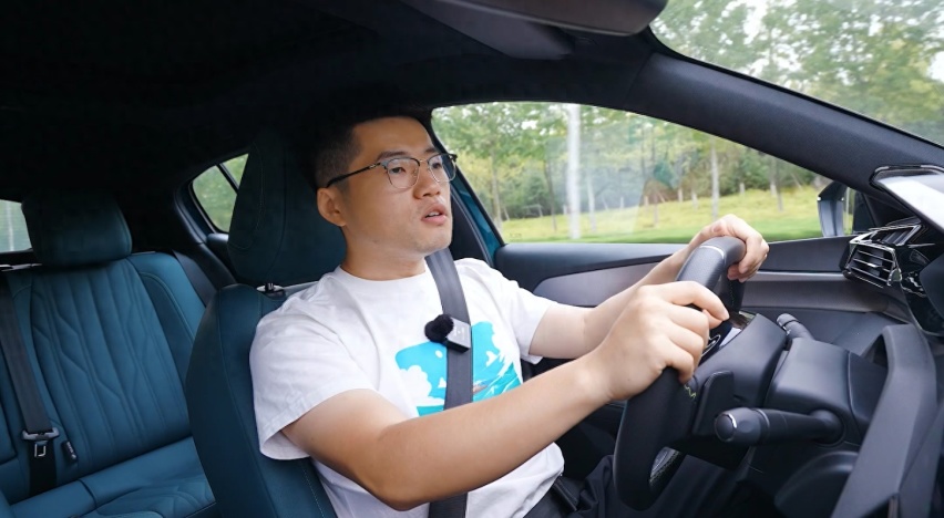 【标致408X长测33】什么是运动？开过标致408X之后，你就知道了！