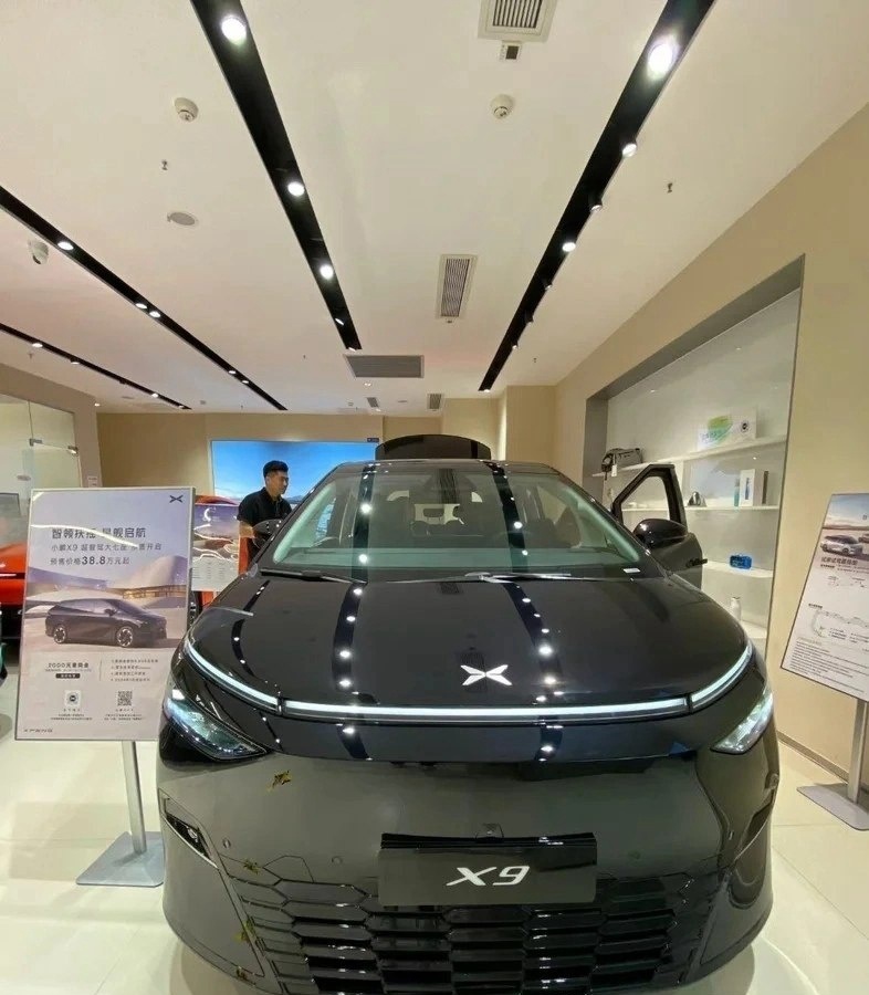 小鹏X9实车到店，标配后轮转向，配快充续航702km，预售38.8万起