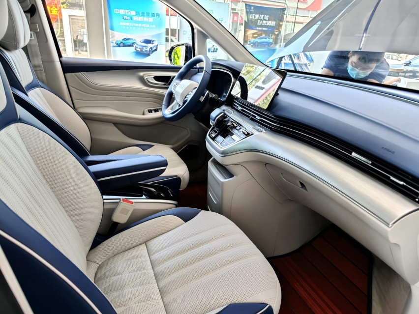 中大型MPV/配2.0T发动机 实拍体验荣威iMAX8 售价18.88
