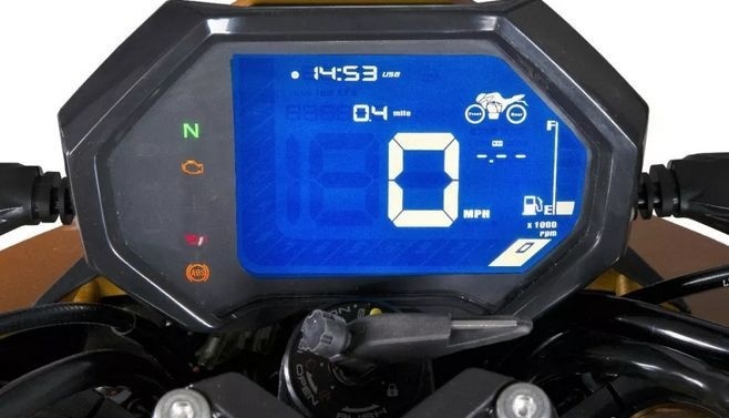 400cc光阳街车，车灯如黄蜂复眼，搭川崎原厂发动机，实力不