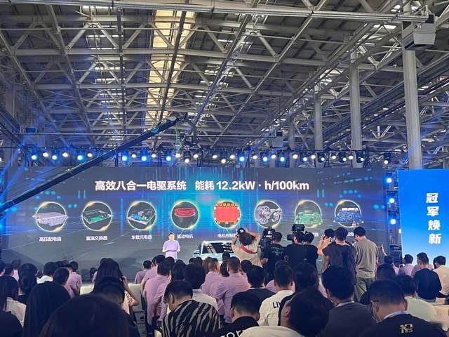 比亚迪又“掀桌子”了！新车降价四千还增配，年度冠军稳了？