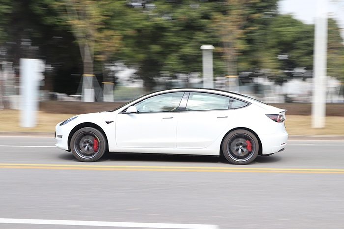 特斯拉Model 3高性能版性能测试，零百加速体验堪比蹦极！