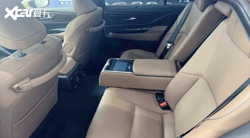 5l油电混合系统,匹配e-cvt无级变速箱,综合功率162kw(220马力),零百