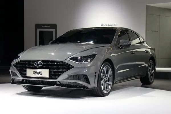 水泥灰、2.0T+8AT，这么战斗的B级车你猜要多少钱？