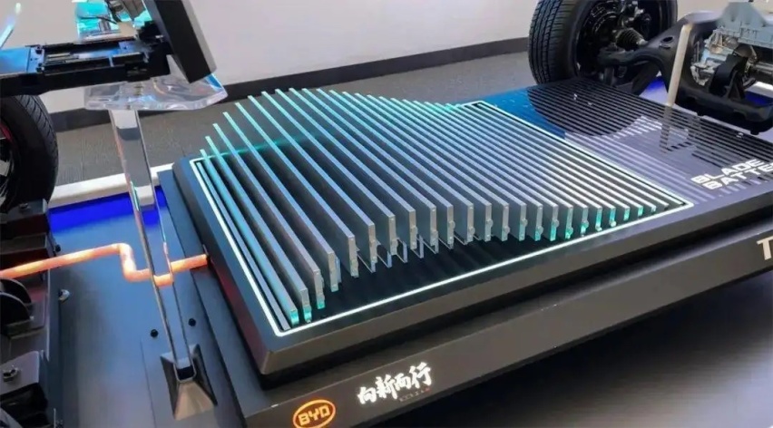 小鹏P5对比比亚迪秦PLUS EV，要激光雷达还是刀片电池？