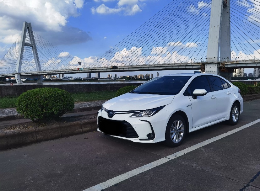 11.68万喜提双擎版卡罗拉，城区油耗4升，但这几处缺点很想吐槽