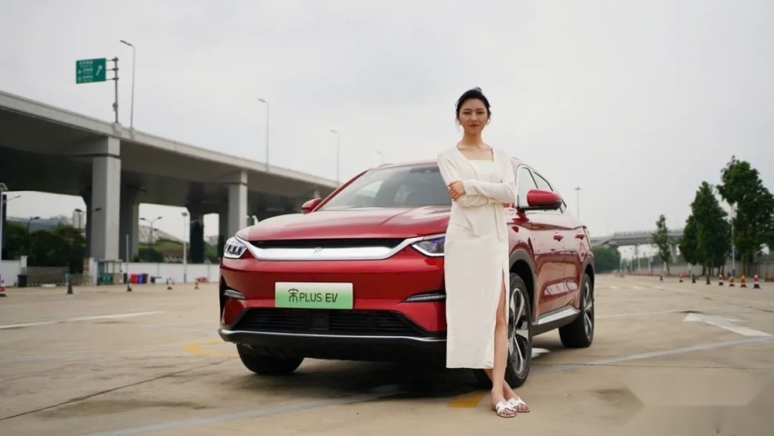 开起来不错的特大号户外充电宝 比亚迪宋PLUS EV