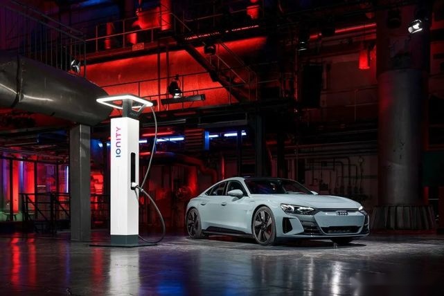 续航488km，奥迪首款电动性能车e-tron GT首秀