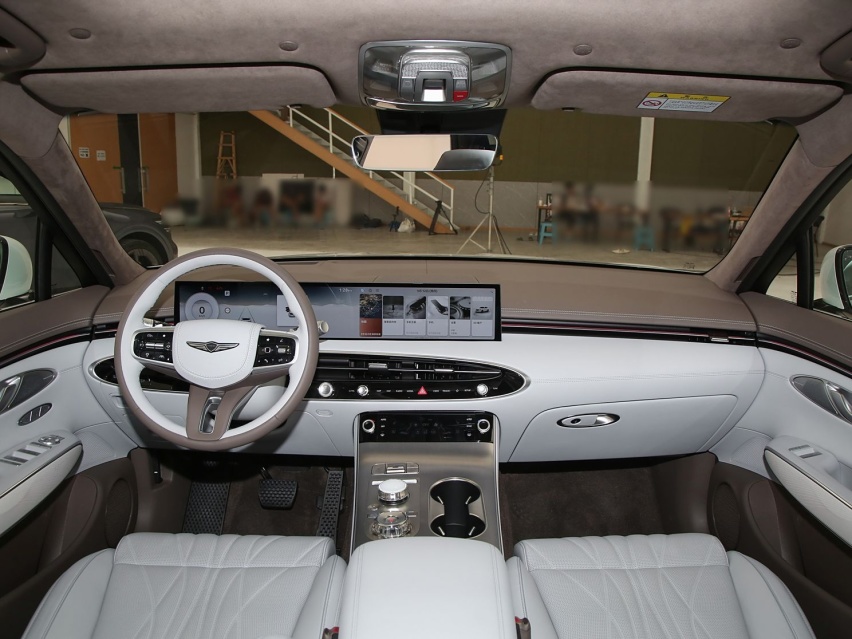 新款捷尼赛思GV70正式上市，29.3万起，两种外观设计