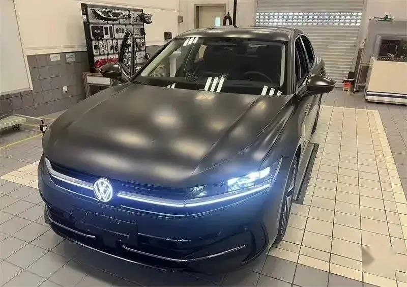 【E汽车】新一代迈腾实车谍照曝光