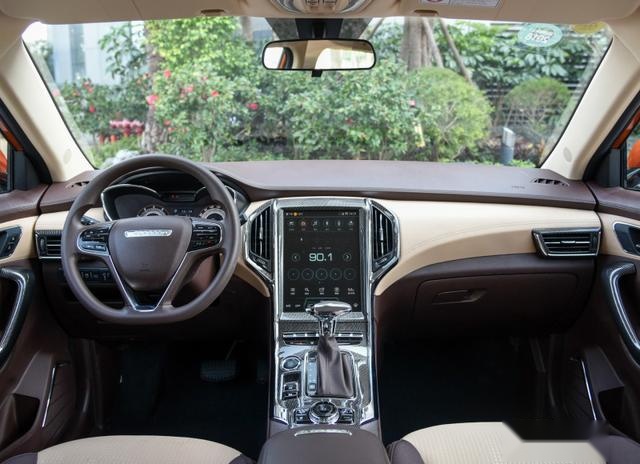 10万多的6座SUV，2+3+1布局，轴距2600mm，配全景天窗+自动驻车