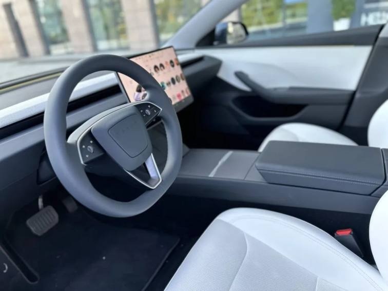 试驾丨年轻人的车界“时尚单品”，Model 3焕新版到底有哪些惊喜？