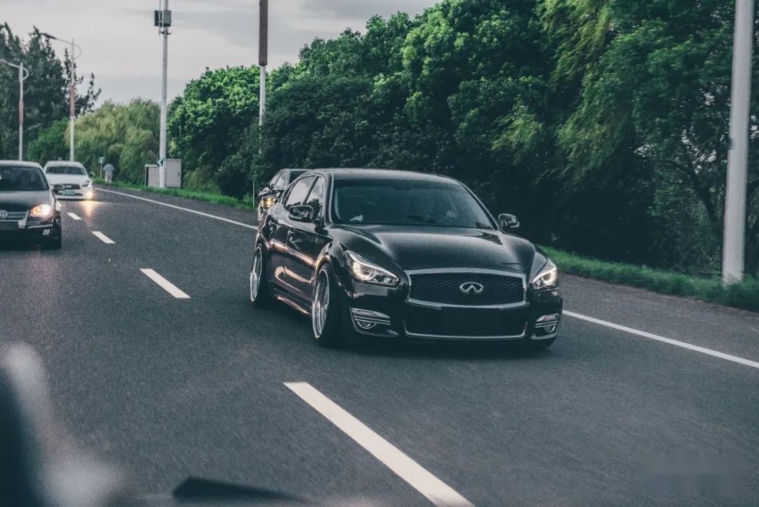 VIP风拉满的英菲尼迪Q70L，一套气动、一套轮毂就够了