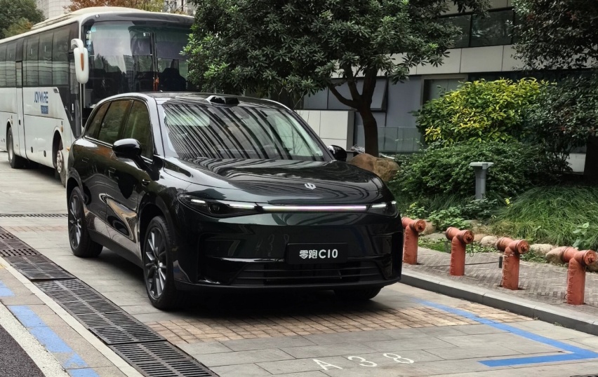 零跑C10实车到店，墨绿色涂装更高级，后排配“餐桌”，续航530km