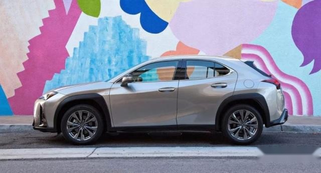 雷克萨斯UX，一台卖着豪华中型SUV价格的“伪豪车”！