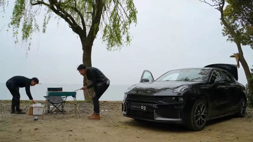 上海的春天明媚又短暂，古怪精灵的天气晴雨难测，就好像这个城市