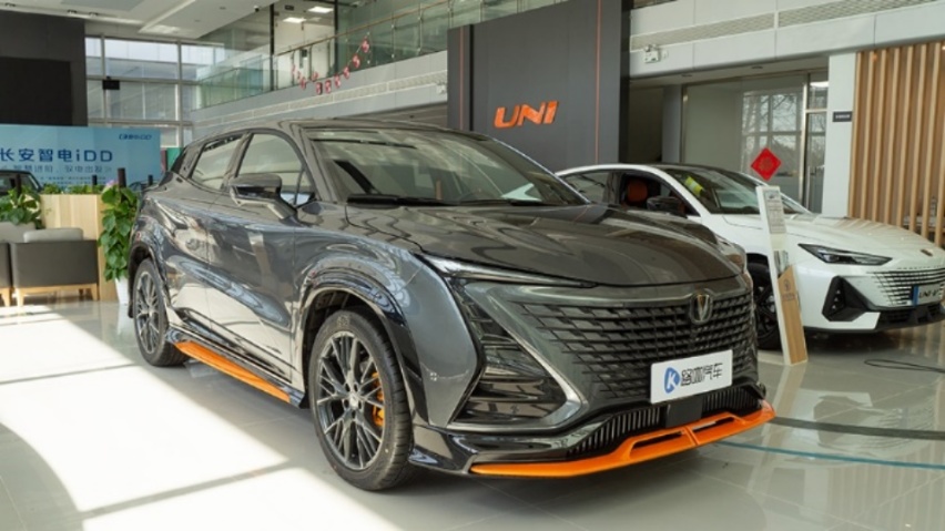 到店实测：15万级燃油SUV，用上8155的长安UNI-T最智能？