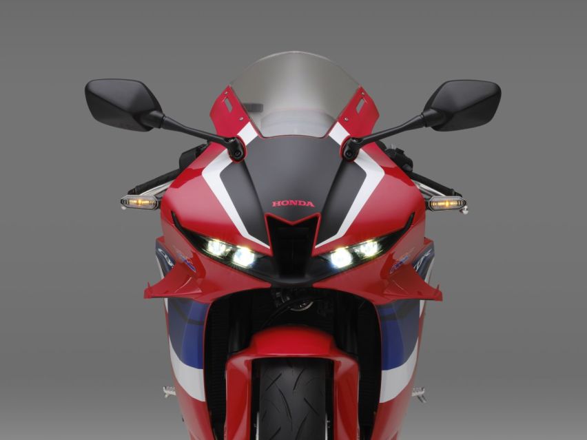 水冷四缸121马力动力充沛，本田2021款CBR60RR