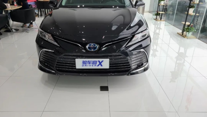 热门的中级车是怎么样?中期改款丰田凯美瑞到店实拍