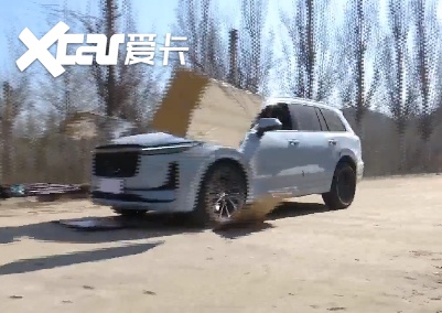 理想追尾蔚来，怎么就撞了，还自燃了？