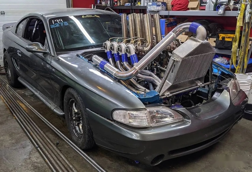 挂着8颗涡轮的福特Mustang你们见过吗？把视野都挡得严严
