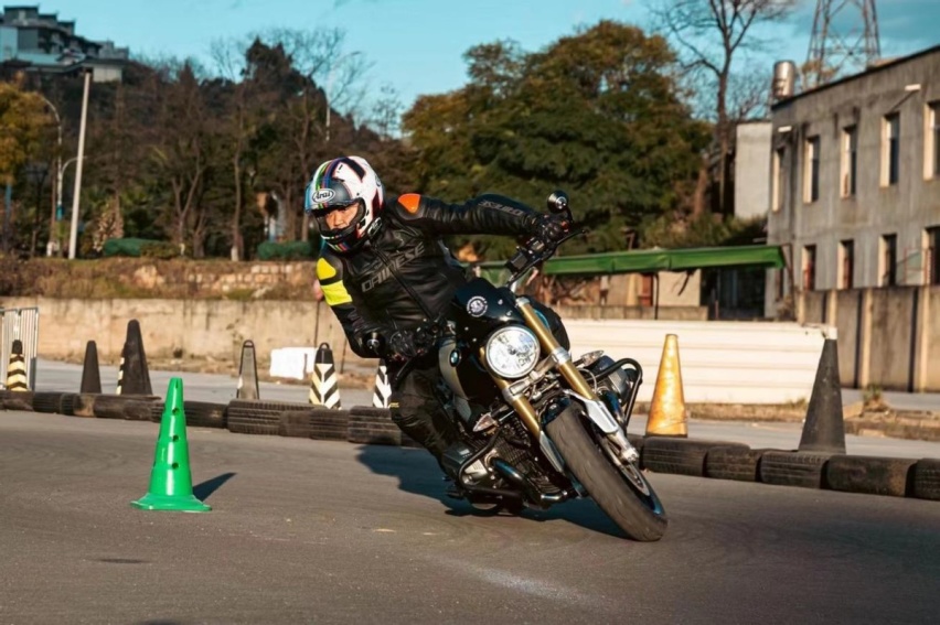 摩托车搭档福特F-150猛禽 这位车主把“4+2”越野玩明白了